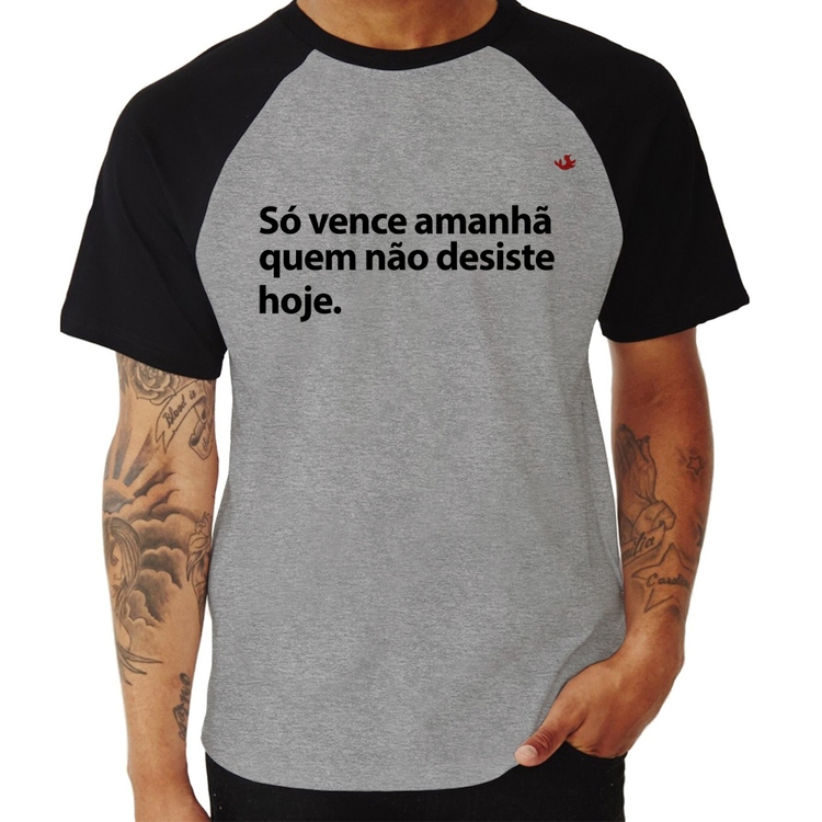 Camiseta Raglan Só vence amanhã quem não desiste hoje - Cinza/Preto
