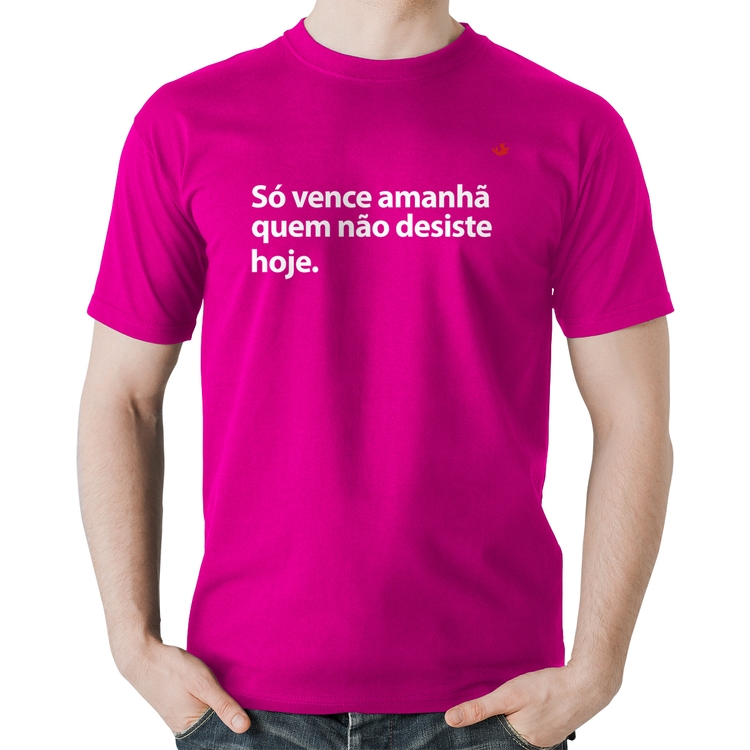 Camiseta Algodão Só vence amanhã quem não desiste hoje - Rosa