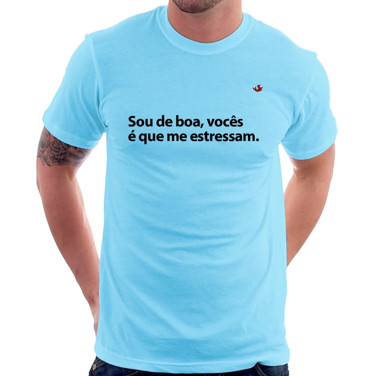 Camiseta Sou de boa, vocês é que me estressam - Azul Bebê