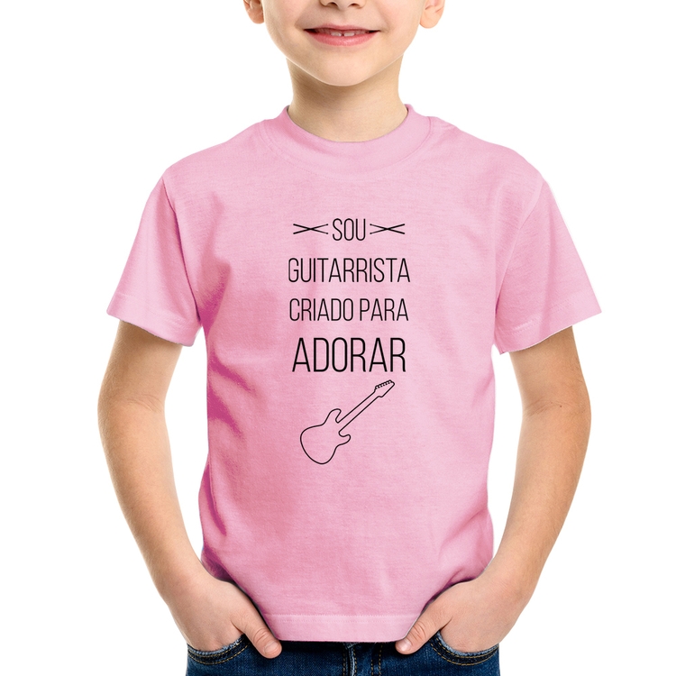 Camiseta Infantil Sou guitarrista criado para adorar - Rosa Bebê