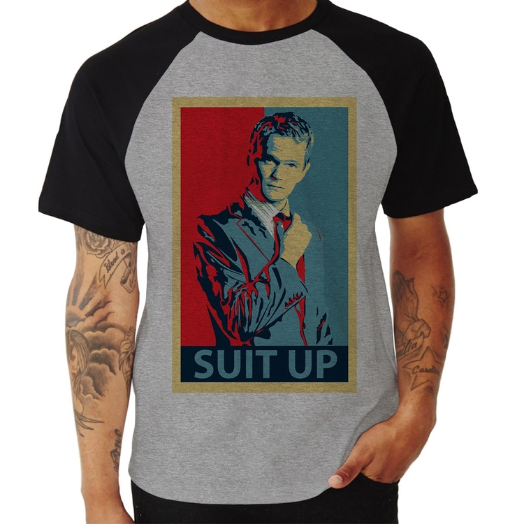 Camiseta Raglan Suit Up Barney Stinson - Cinza/Preto