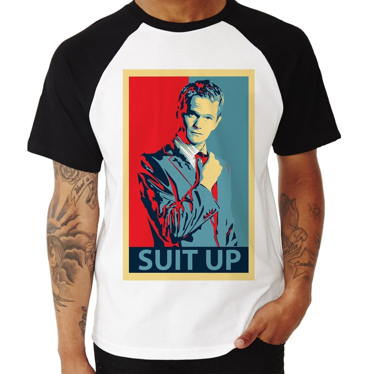 Camiseta Raglan Suit Up Barney Stinson