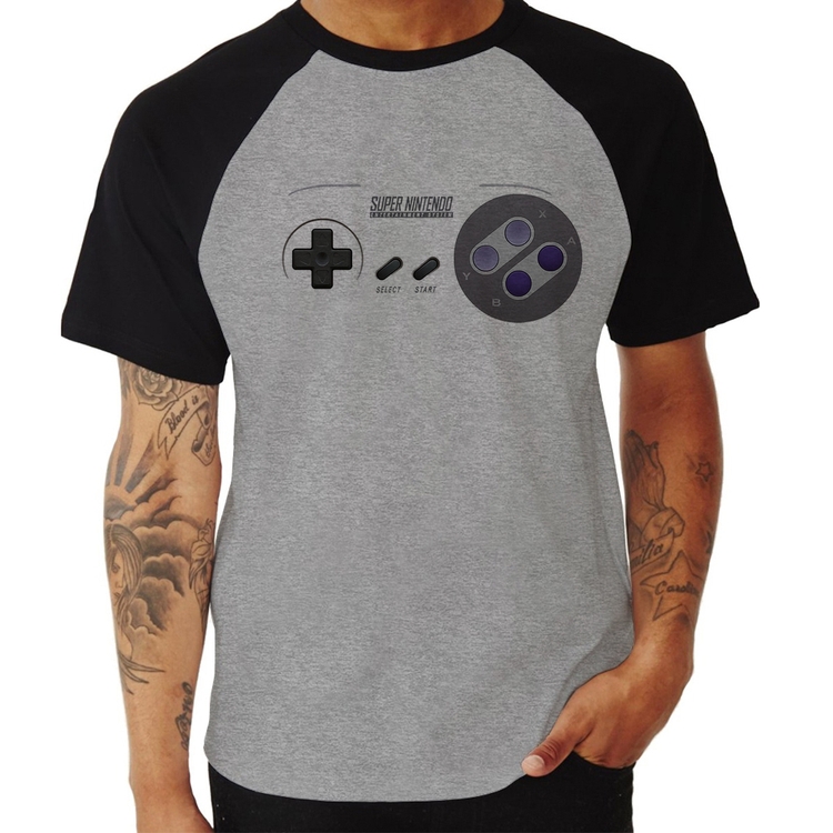Camiseta Raglan Super Nintendo SNES Gamepad - Cinza/Preto