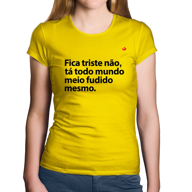 Baby Look Algodão Tá todo mundo meio fudido mesmo - Amarela