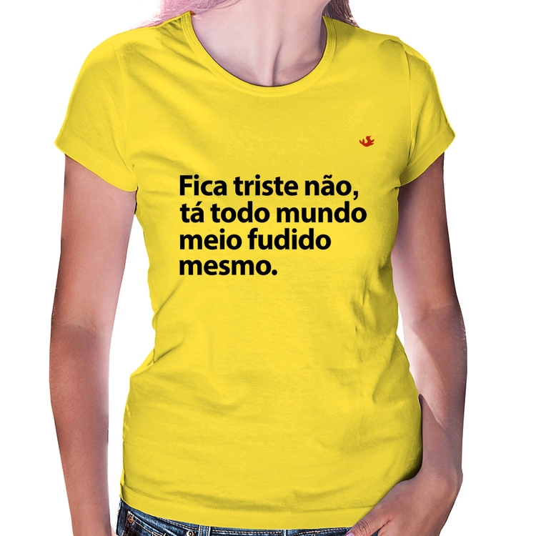 Baby Look Tá todo mundo meio fudido mesmo - Amarela