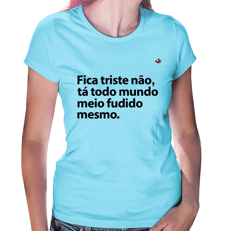 Baby Look Tá todo mundo meio fudido mesmo - Azul Bebê