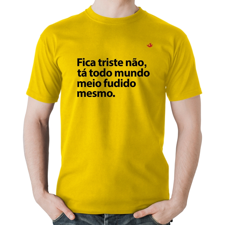 Camiseta Algodão Tá todo mundo meio fudido mesmo - Amarela