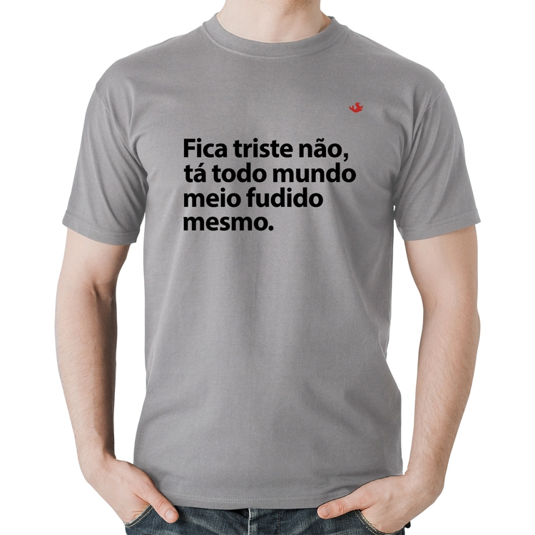 Camiseta Algodão Tá todo mundo meio fudido mesmo - Cinza