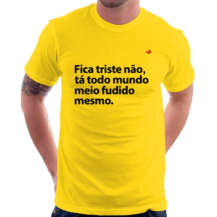 Camiseta Tá todo mundo meio fudido mesmo - Amarela