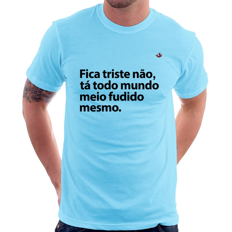 Camiseta Tá todo mundo meio fudido mesmo - Azul Bebê