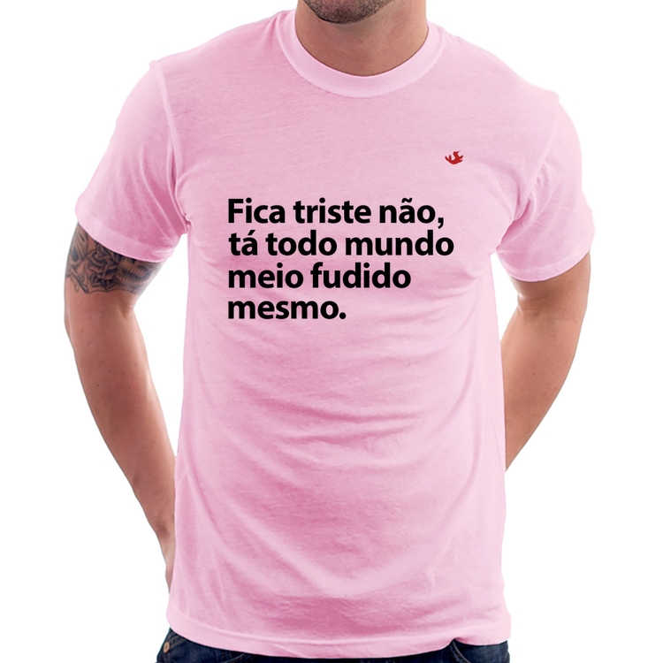 Camiseta Tá todo mundo meio fudido mesmo - Rosa Bebê