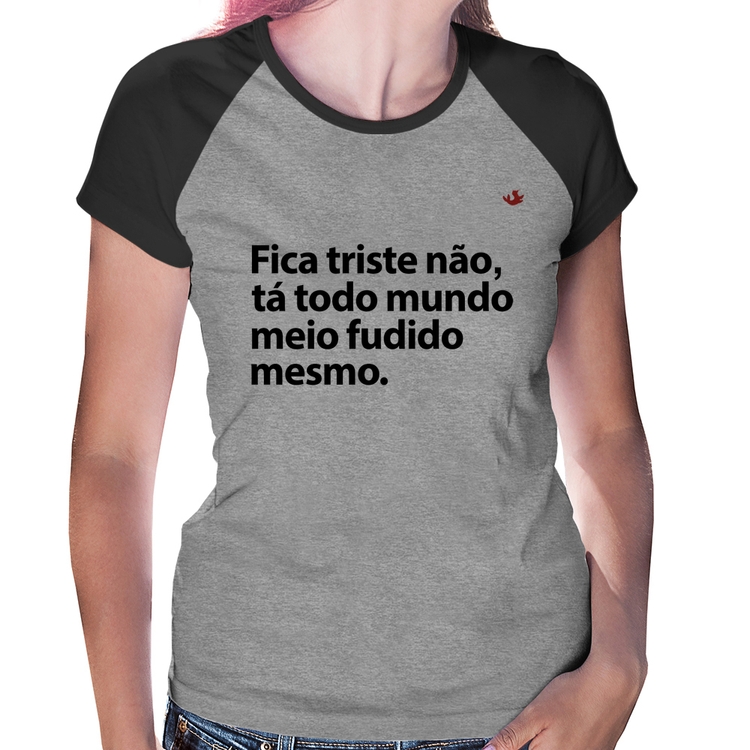 Baby Look Raglan Tá todo mundo meio fudido mesmo - Cinza/Preto