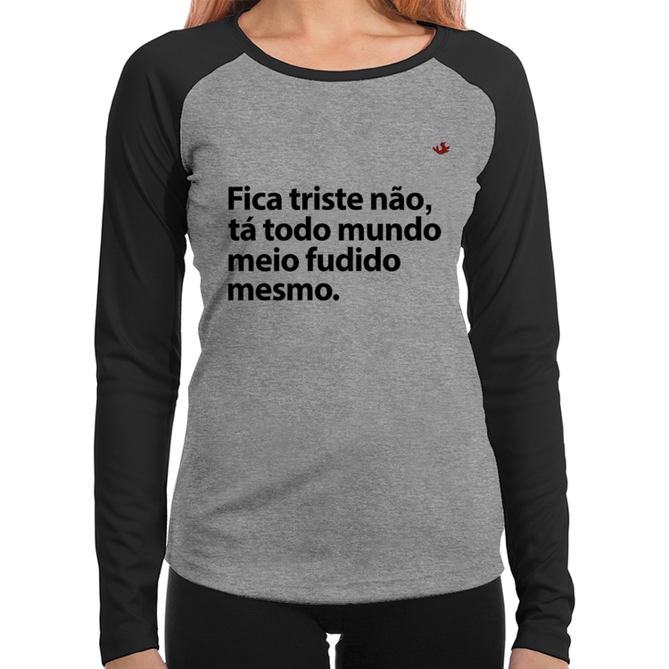 Baby Look Raglan Tá todo mundo meio fudido mesmo Manga Longa - Cinza/Preto