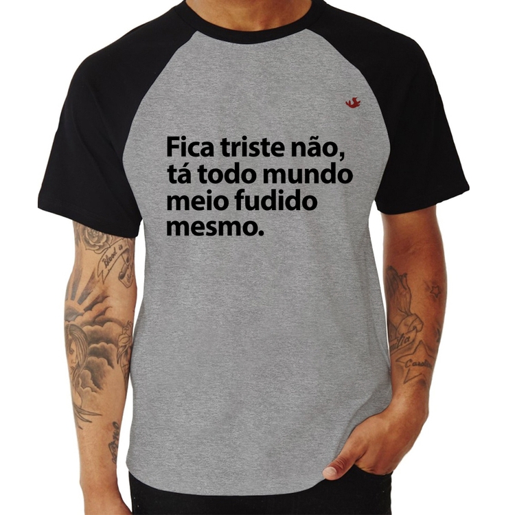 Camiseta Raglan Tá todo mundo meio fudido mesmo - Cinza/Preto