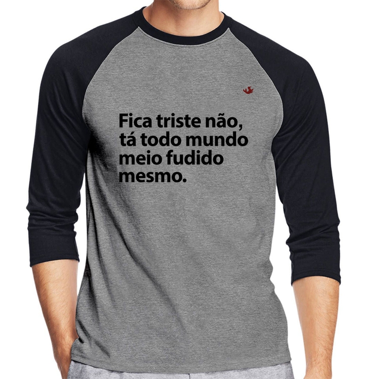 Camiseta Raglan Tá todo mundo meio fudido mesmo Manga 3/4 - Cinza/Preto