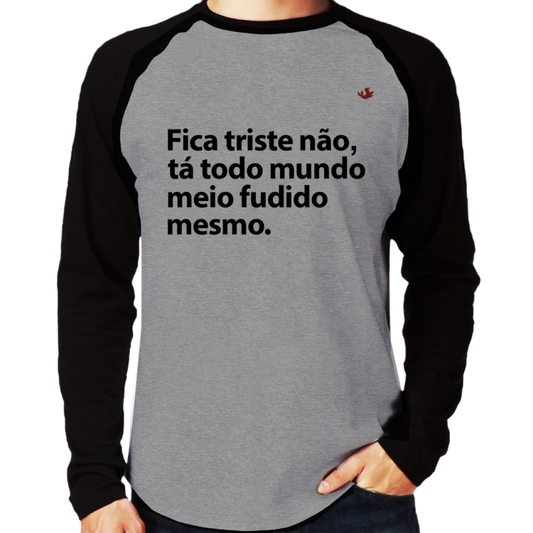 Camiseta Raglan Tá todo mundo meio fudido mesmo Manga Longa - Cinza/Preto