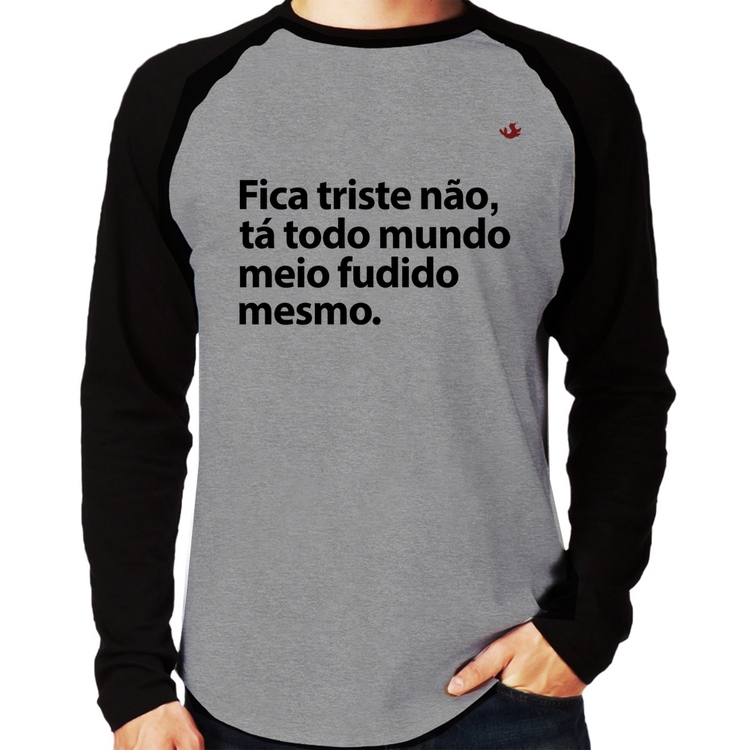 Camiseta Raglan Tá todo mundo meio fudido mesmo Manga Longa - Cinza/Preto