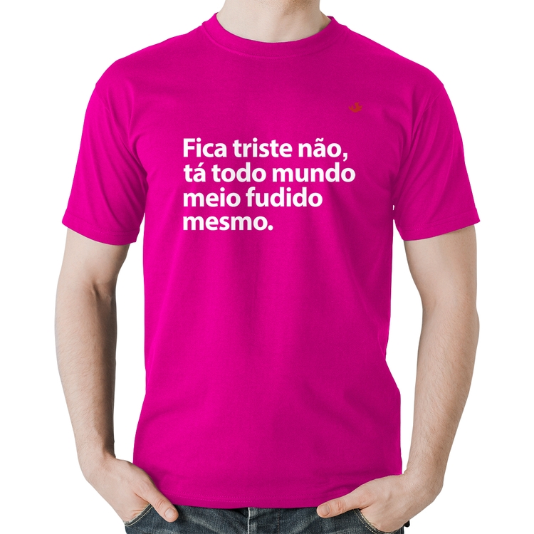 Camiseta Algodão Tá todo mundo meio fudido mesmo - Rosa