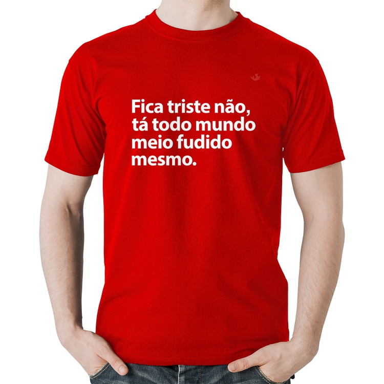 Camiseta Algodão Tá todo mundo meio fudido mesmo - Vermelha