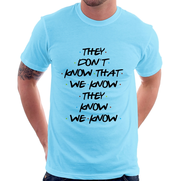 Camiseta They don't know that we know they know we know - Azul Bebê