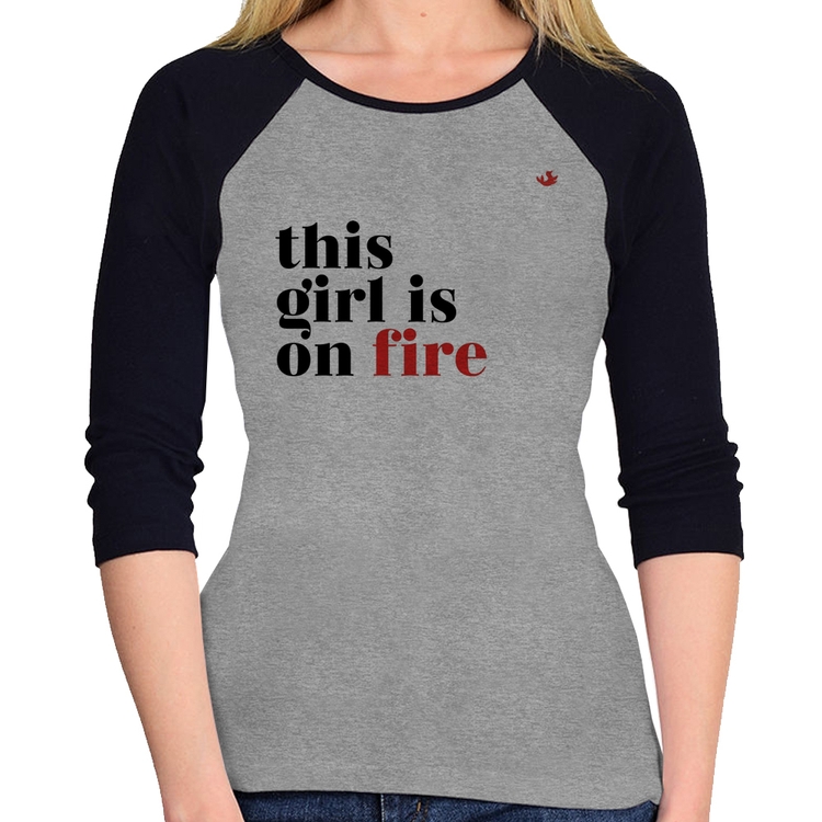 Baby Look Raglan This girl is on fire Manga 3/4 - Cinza/Preto