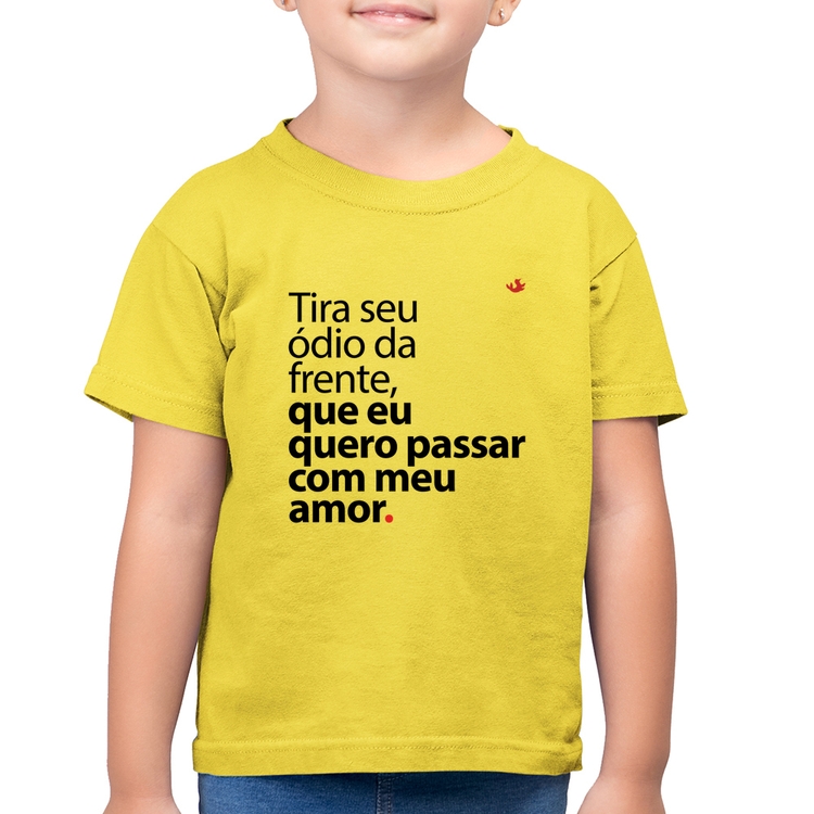 Camiseta Algodão Infantil Tira seu ódio da frente que eu quero passar com meu amor - Amarelo Canário