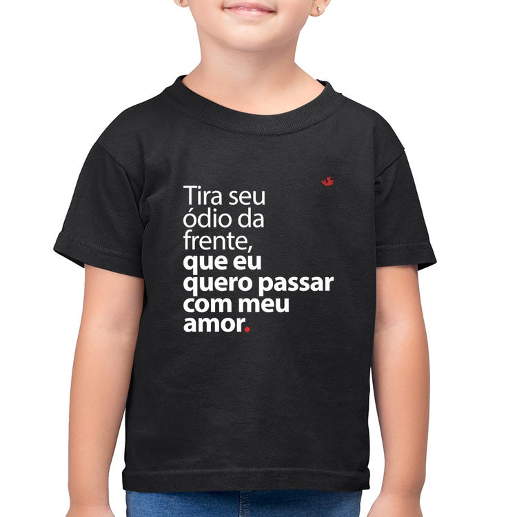 Camiseta Algodão Infantil Tira seu ódio da frente que eu quero passar com meu amor