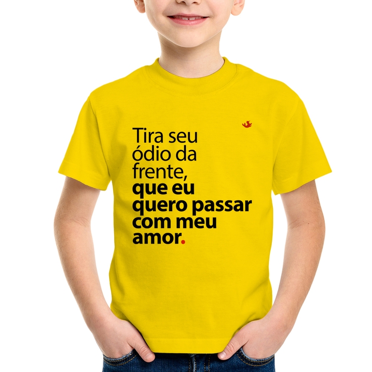 Camiseta Infantil Tira seu ódio da frente que eu quero passar com meu amor - Amarela