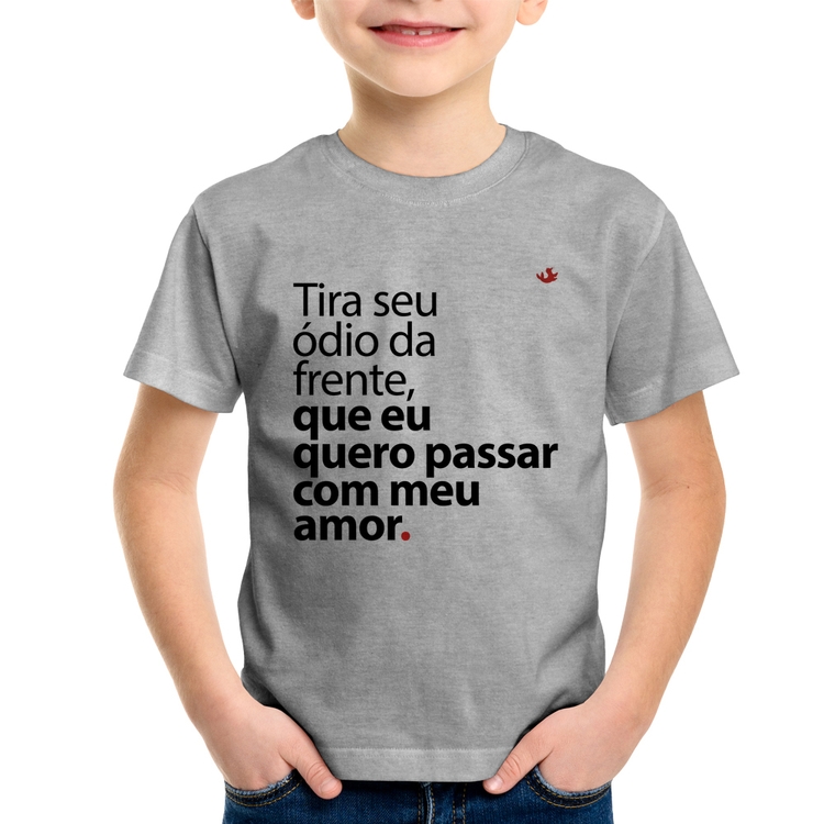 Camiseta Infantil Tira seu ódio da frente que eu quero passar com meu amor - Cinza