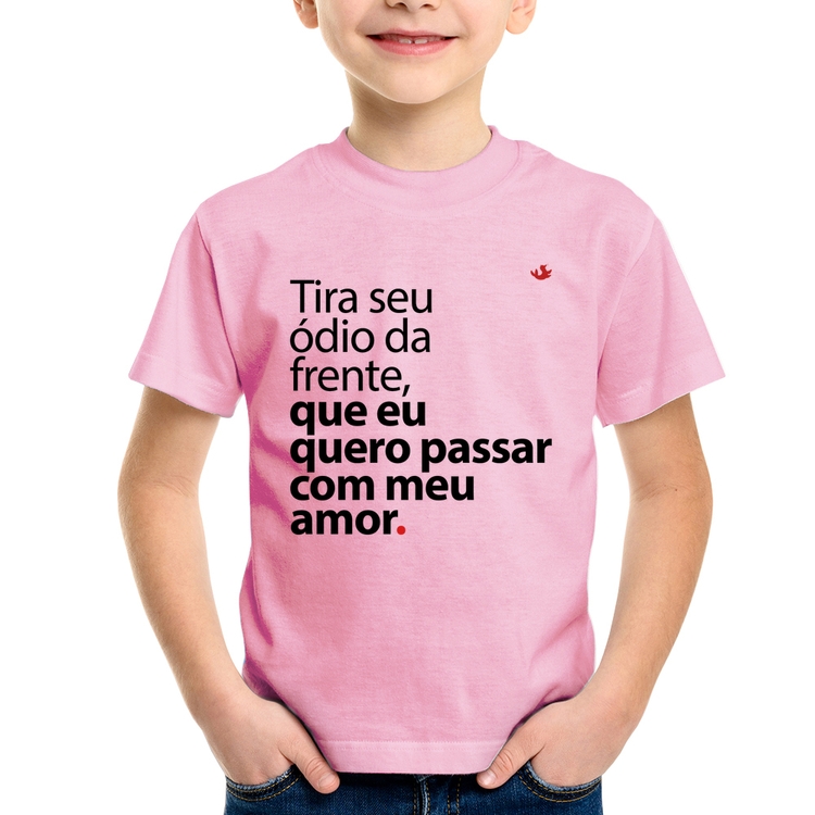 Camiseta Infantil Tira seu ódio da frente que eu quero passar com meu amor - Rosa Bebê
