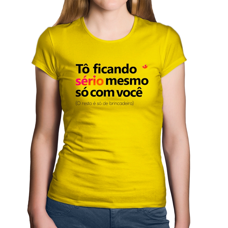 Baby Look Algodão Tô ficando sério mesmo só com você - Amarela