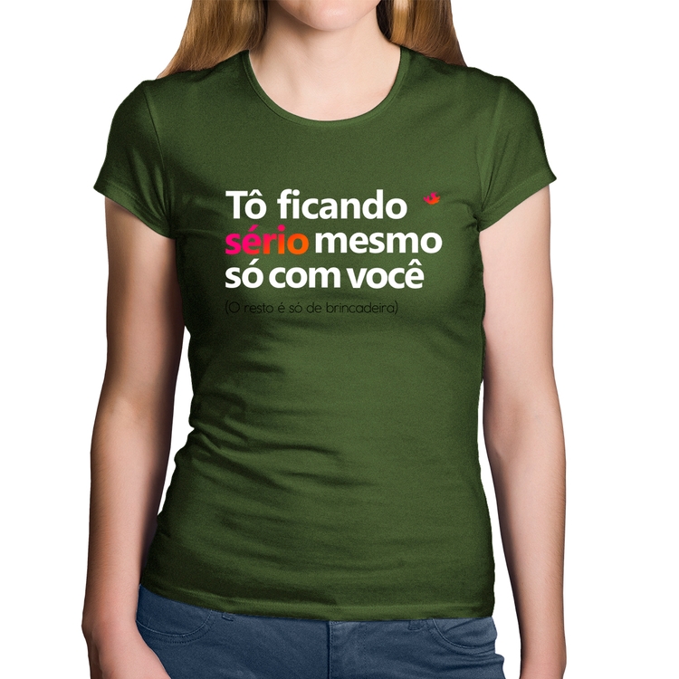 Baby Look Algodão Tô ficando sério mesmo só com você - Musgo