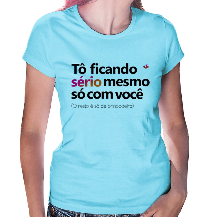 Baby Look Tô ficando sério mesmo só com você - Azul Bebê