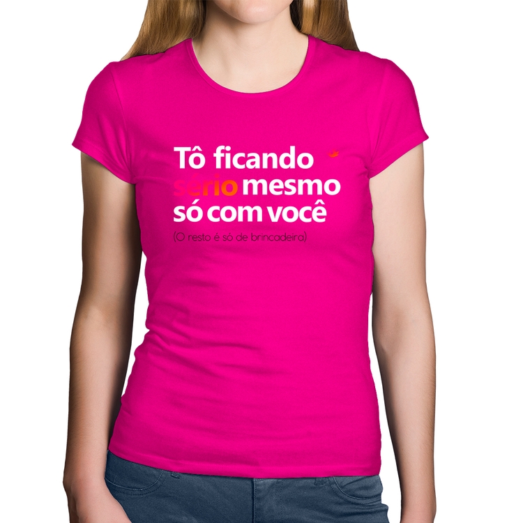 Baby Look Algodão Tô ficando sério mesmo só com você - Rosa