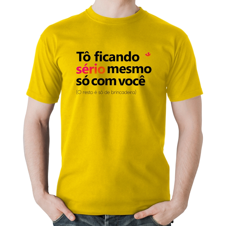 Camiseta Algodão Tô ficando sério mesmo só com você - Amarela