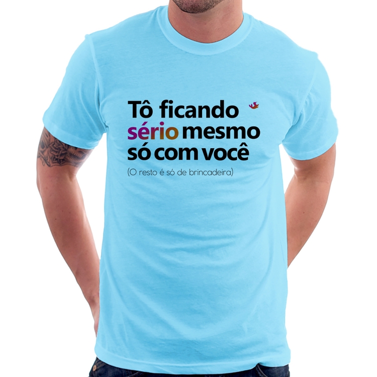 Camiseta Tô ficando sério mesmo só com você - Azul Bebê