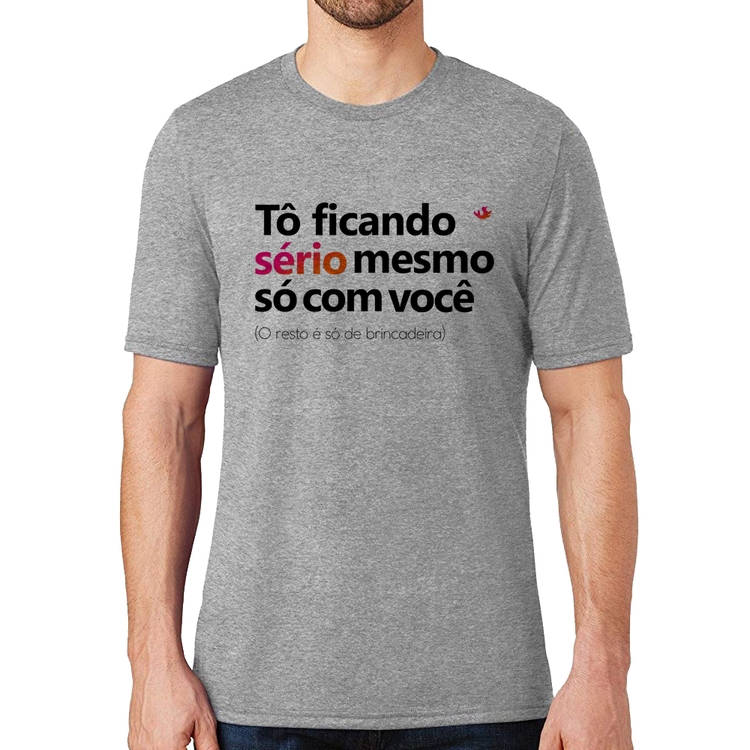 Camiseta Tô ficando sério mesmo só com você - Cinza