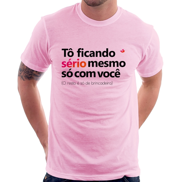 Camiseta Tô ficando sério mesmo só com você - Rosa Bebê