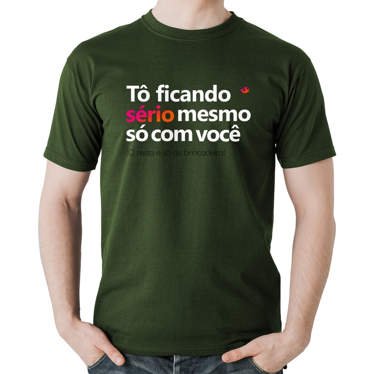 Camiseta Algodão Tô ficando sério mesmo só com você - Musgo