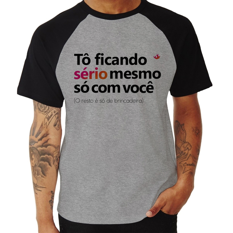Camiseta Raglan Tô ficando sério mesmo só com você - Cinza/Preto