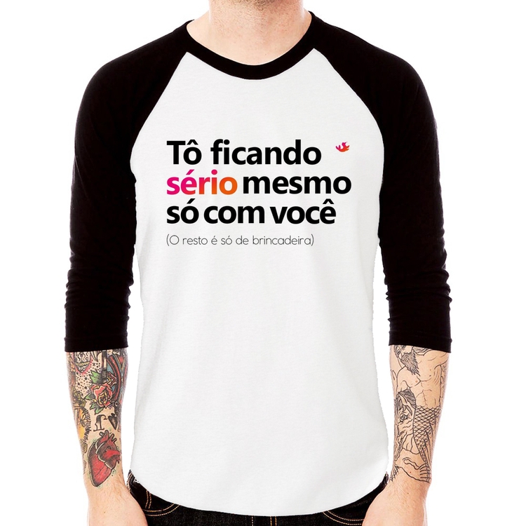 Camiseta Raglan Tô ficando sério mesmo só com você Manga 3/4