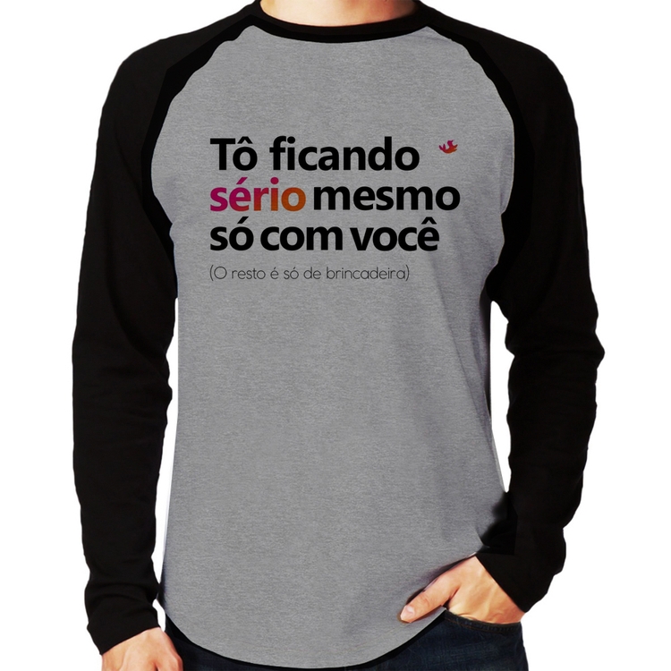 Camiseta Raglan Tô ficando sério mesmo só com você Manga Longa - Cinza/Preto
