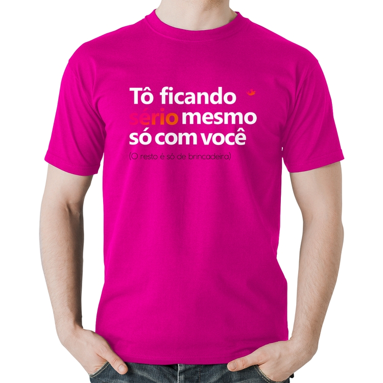 Camiseta Algodão Tô ficando sério mesmo só com você - Rosa