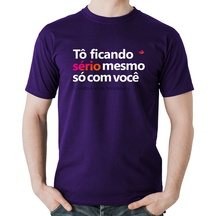 Camiseta Algodão Tô ficando sério mesmo só com você - Roxa