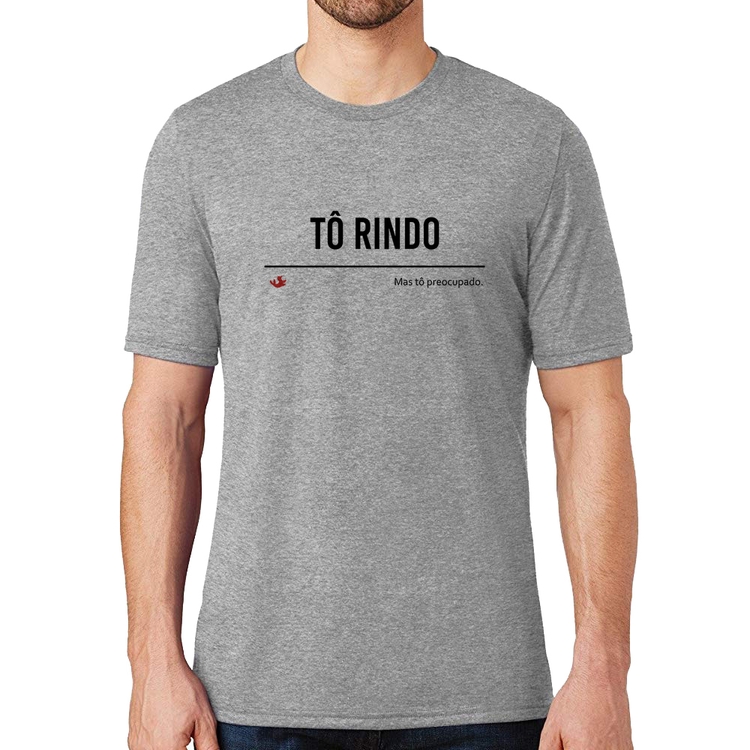 Camiseta Tô Rindo mas tô preocupado - Cinza