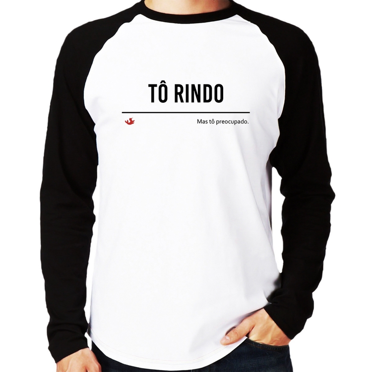 Camiseta Raglan Tô Rindo mas tô preocupado Manga Longa