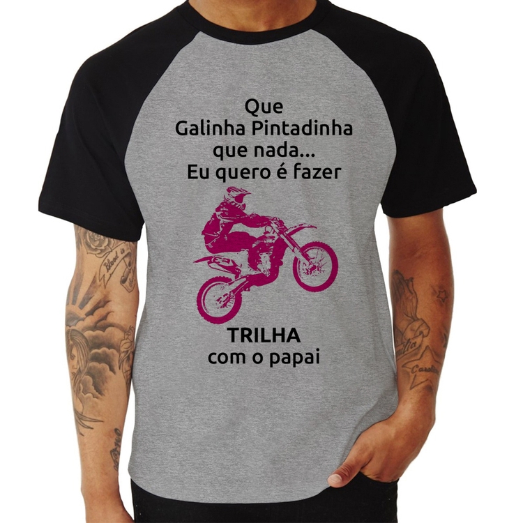 Camiseta Raglan Trilha com o papai (moto rosa) - Cinza/Preto