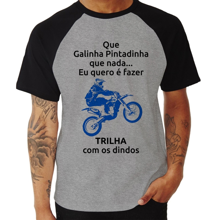 Camiseta Raglan Trilha com os dindos (moto azul) - Cinza/Preto