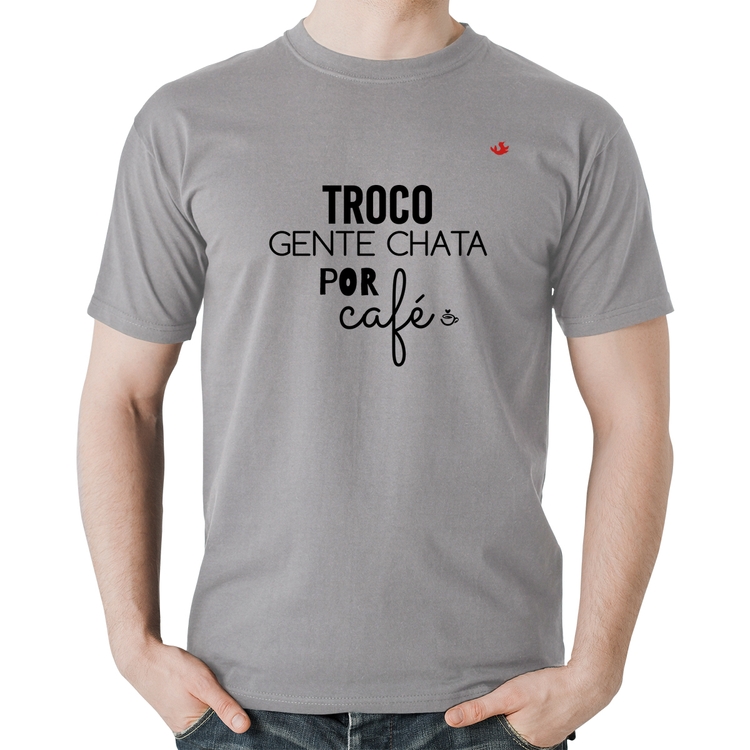 Camiseta Algodão Troco gente chata por café - Cinza