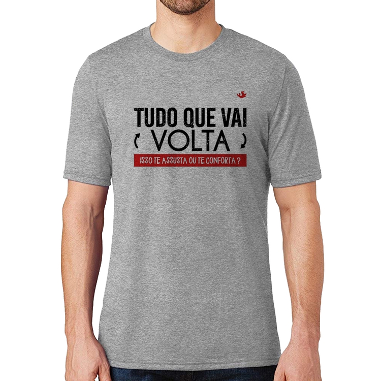 Camiseta Tudo que vai volta, isso te assusta ou te conforta? - Cinza